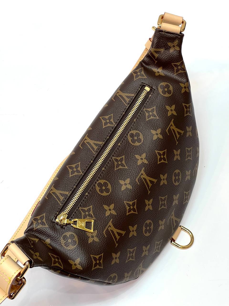 Сумка Louis Vuitton Bumbag из классической канвы Monogram с кожаной нашивкой